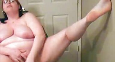 sex hiếp dâm đang ngủ Người phụ nữ da đen busty đồi trụy thích tự chích vào vòi sex u80 nước của người đàn ông da trắng.